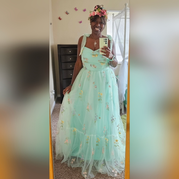 Floral Tulle Gown with Tied Sleeves and Lace Up Back - Sz 14, Light/Mint Green - Picture 4 of 5